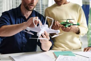 Lehrer zeigt, wie eine Drohne oder Drohnenshow funktioniert.