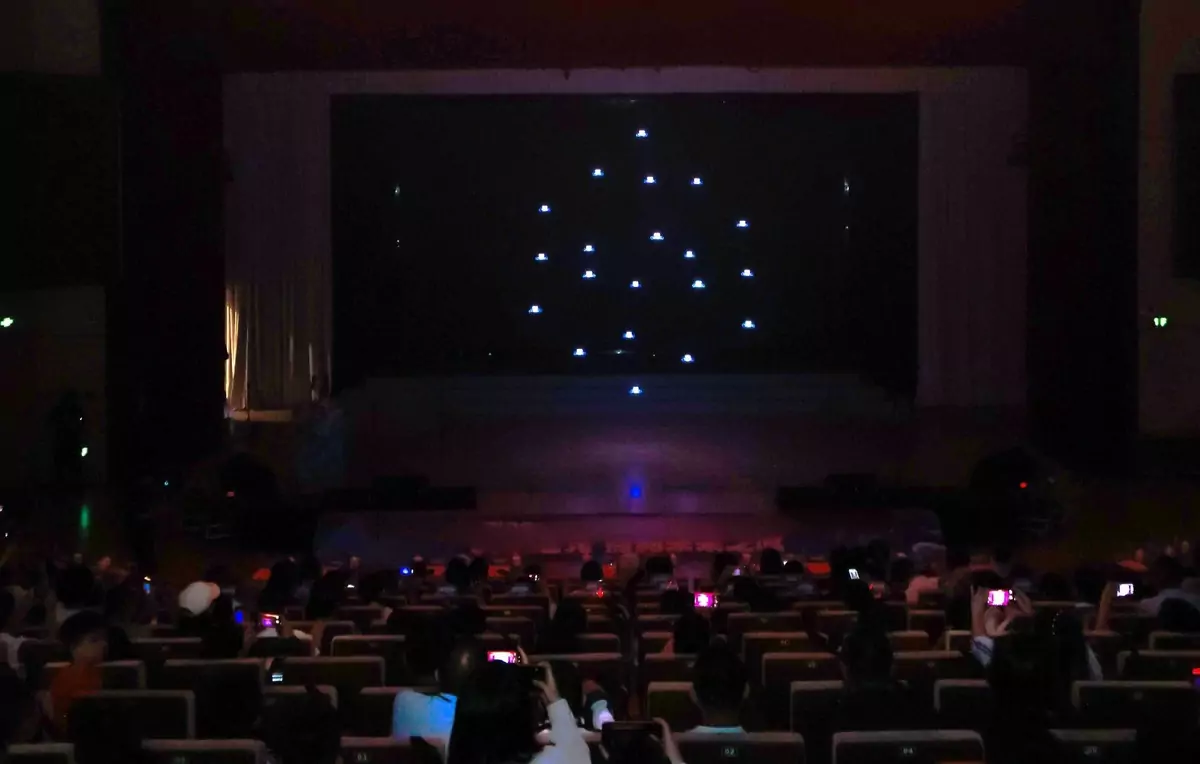 Drohnenshow wird indoor in einem Saal vollzogen