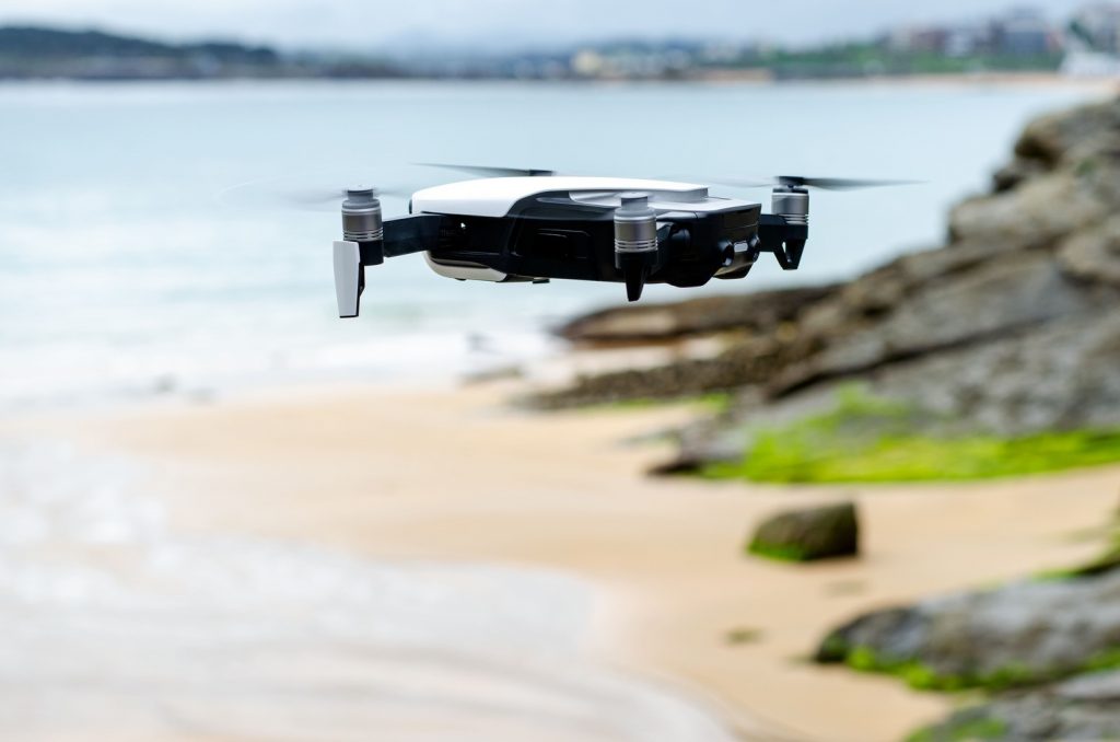 Grafik einer Drohne die in SPanien über den Strand fliegt