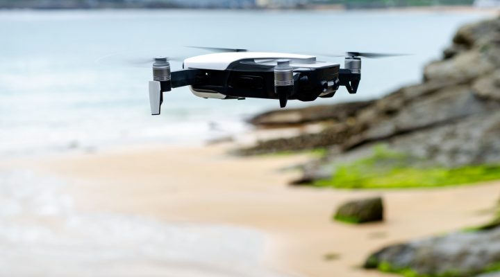 Grafik einer Drohne die in SPanien über den Strand fliegt