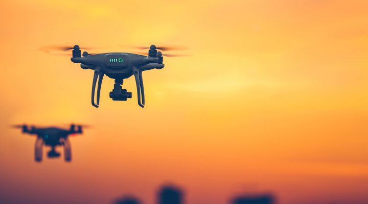 drohnen fliegen im himmel